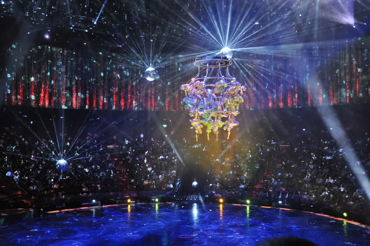 水舞间大型水上表演，演员在水中进行高难度特技动作