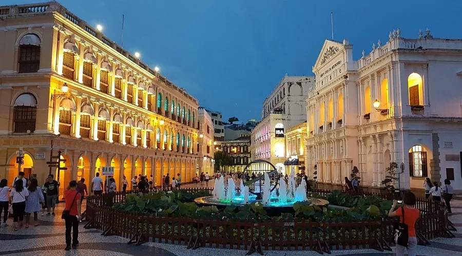 议事亭前地夜景，暖黄色灯光照亮欧式建筑群