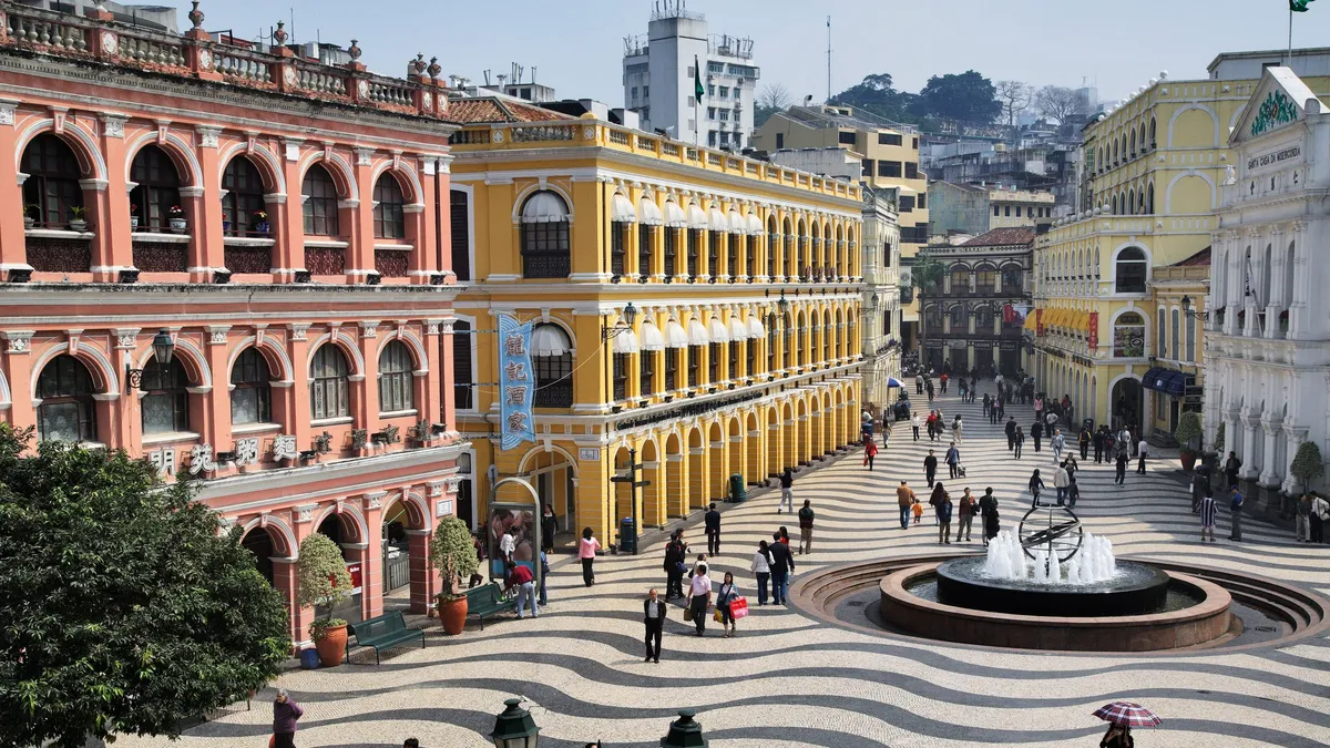 澳门议事亭前地广场，展现东西方文化交融的建筑风格